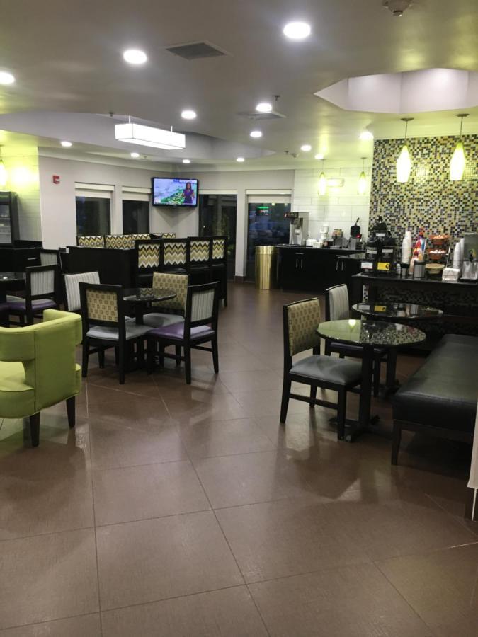Hotel La Quinta & By Wyndham East Louisville