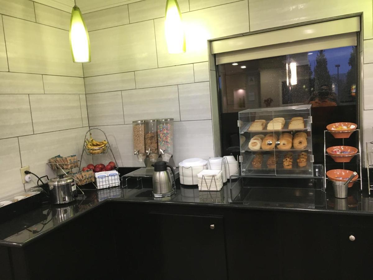 Hotel La Quinta & By Wyndham East 3*